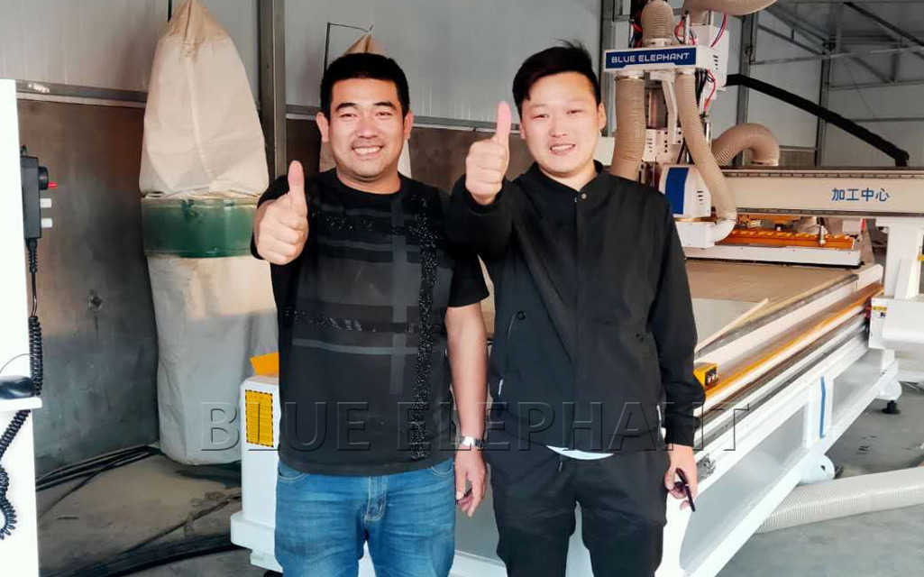 广东青岛XX板式家具厂订购隐形板式家具生产线