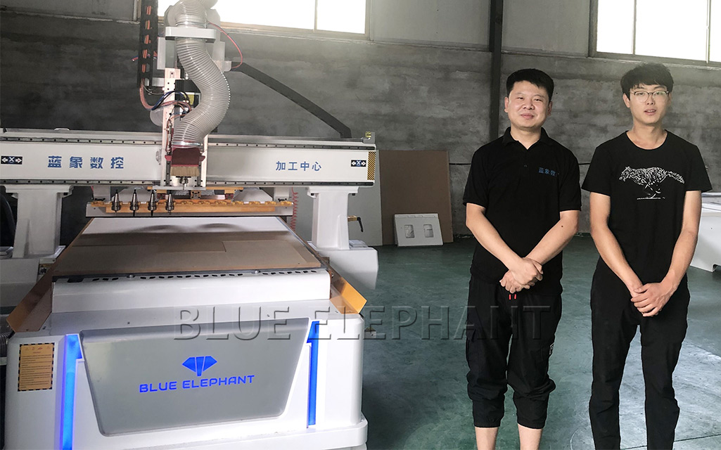 广东东莞XX家具厂订购板式家具生产线